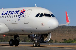 A oferta vai até o final o mês para pontos bônus, e até domingo (6) para passagens promocionais (Divulgação/Latam)