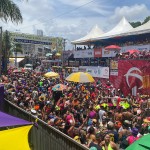 Uma pluraldade de camarotes estavam montados na rua da Sede do Galo da Madrugada, para assistirem a passagem dos trios