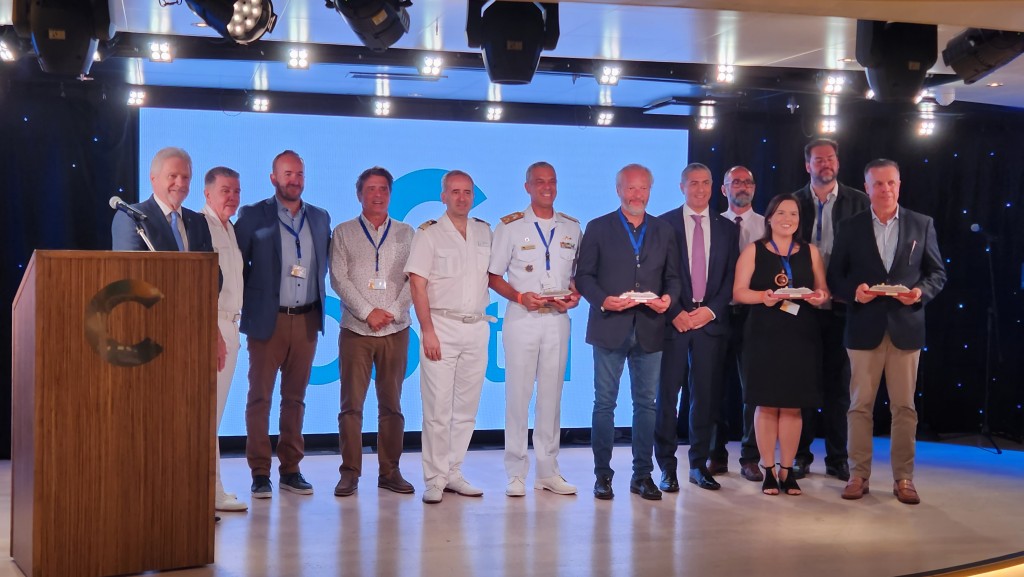 Autoridades e convidados participam da cerimônia de troca de placas
