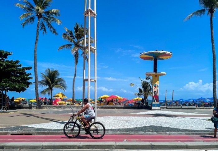Ciclofaixa na praia de Boa Viagem, no Recife (Foto: Ana Azevedo)