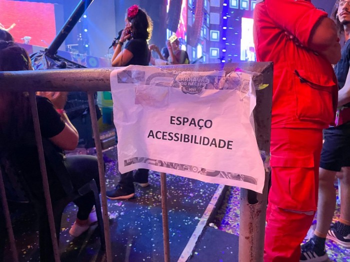 #VolteiRecife: Carnaval atrai 2,7 milhões de foliões e injeta R$ 2 bilhões na economia Além dos intérpretes de libras e equipamentos de audiodescrição, a pessoa com deficiência que foi prestigiar os shows no Marco Zero contou com um espaço acessível em frente ao palco (Foto: Ana Azevedo)