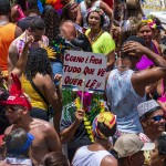 Cartazes e fantazias provocativas fazem parte da brincadeira de carnaval