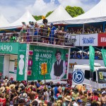 Os trios elétricos carregavam as logomarcas que patrocinaram o carnaval no Recife