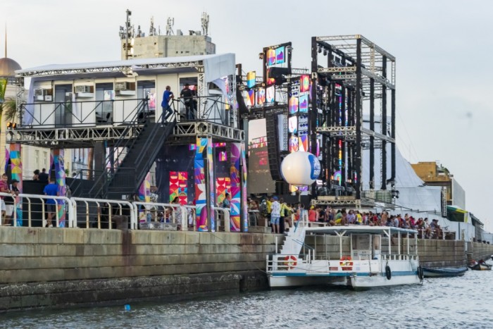#VolteiRecife: Carnaval atrai 2,7 milhões de foliões e injeta R$ 2 bilhões na economia O palco do Marco Zero, o maior que já emoldurou as apresentações no coração da folia (Foto: Ana Azevedo/M&E)