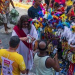 O comércio informal foi amplamente utilizado dentro das multidões