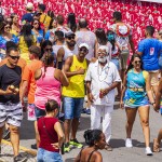 Um homem vestido de Preto Velho foi fotografado com diversas pessoas, dado a sua homenagem à religião de matriz africana