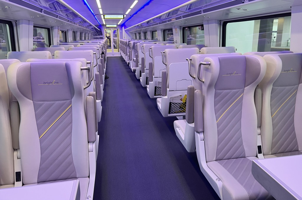 Como é viajar de Brightline? Trem entre Miami e Orlando entra em