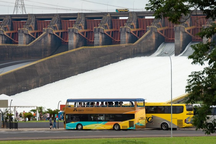 Turismo de Itaipu terá atrações para o Carnaval Com vertedouro aberto e as novas oncinhas do Refúgio Biológico, a expectativa é de lotação máxima durante o feriado (Foto: Rubens Fraulini / Itaiipu Binacional)
