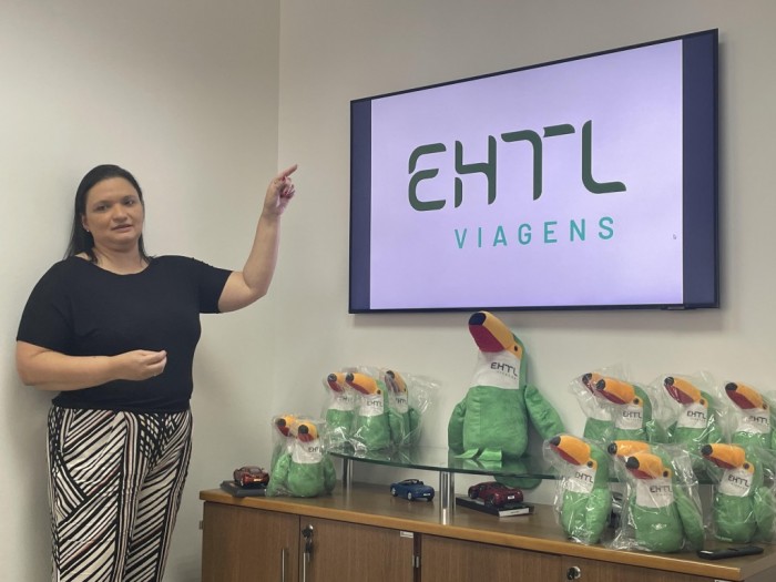 EHTL lança nova marca e projeta crescimento de 30% em 2023 2 Eliane Rizzo, gerente de Marketing da Operadora, apresentou e explicou os conceitos da nova marca