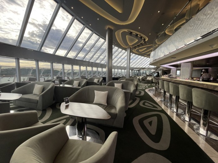 MSC Yacht Club: veja como é a experiência na área mais exclusiva e luxuosa do MSC Seaview 7 Top Sail Lounge, local ideal para confraternizações no YC
