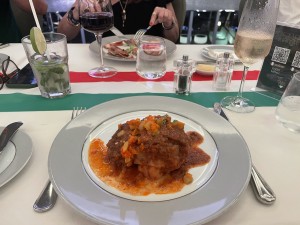  Ossobuco de Vitela - chambão de vitela assado, ervilhas, purê de batata com manteiga e pó de gremolata