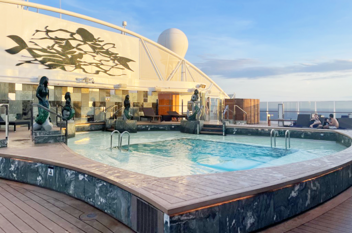MSC Yacht Club: veja como é a experiência na área mais exclusiva e luxuosa do MSC Seaview 10 Piscina do Yacht Club no fim de tarde