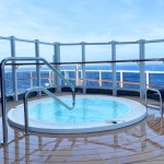 Jacuzzi exclusiva para clientes Yacht Club com vista para o mar