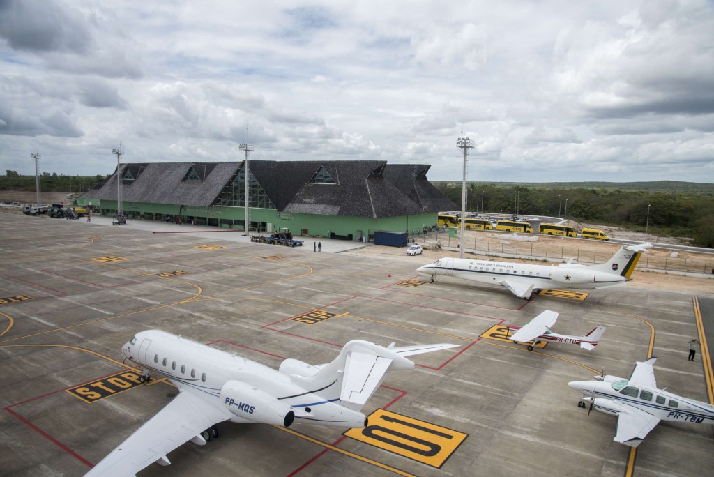 INAUGURACAO DO AEROPORTO REGIONAL DE JERICOACOARA COMANDANTE ARISTON PESSOA. O GOVERNADOR CAMILO SANTANA PARTICIPOU DO VOO INAUGURAL, QUE VEIO DE CONGONHAS, EM SÃO PAULO, PARA O EQUIPAMENTO INSTALADO NO MUNICÍPIO DE CRUZ, PRÓXIMO À PRAIA DE JERICOACOARA. COM O AEROPORTO, A PROJEÇÃO, INICIALMENTE, É DE QUE 10 MIL TURISTAS POR MÊS VISITEM A PRAIA DO NO LITORAL OESTE CEARENSE.