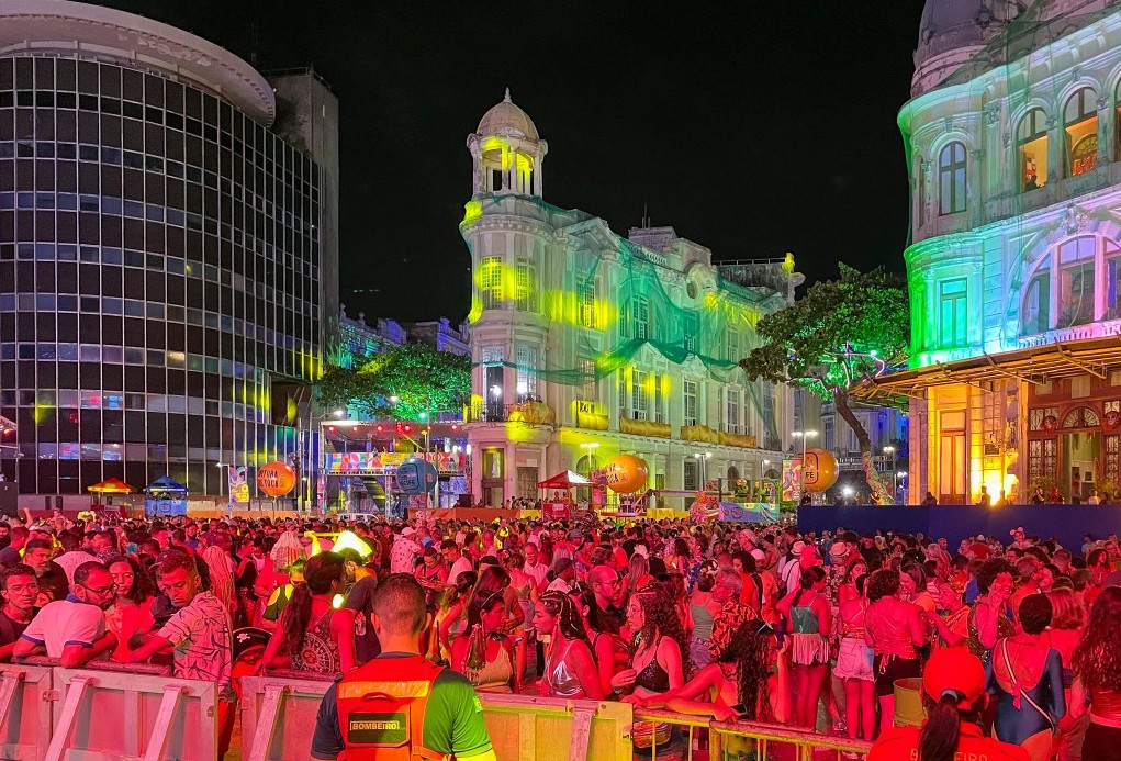 Milhares de foliões reunidos no palco principal do Carnaval do Recife