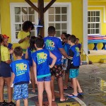 Monitores acompanham as crianças no espaço Toca da Zoeira