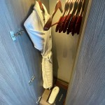 MSC Yacht Club: veja como é a experiência na área mais exclusiva e luxuosa do MSC Seaview 6 Roupão e chinelos com o brasão do Yacht Club