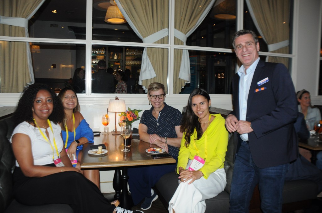 Florida Huddle: Visit Orlando reúne brasileiros e destaca as novidades para 2023; fotos 2 Vilmara Souza, da Agaxtur, Lia Coutinho, do Hurb, Barbara Picolo, da ETS, Fernanda Paranhos, da CVC, e Patrick Yvars, do Visit Orlando