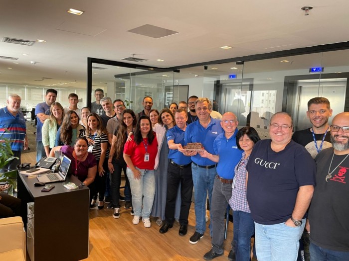 Agaxtur e Grupo Águia Branca celebram 90 dias de fusão com novidades; confira 1 Aldo Leone, Caiton Armeni e Jarbas Corrêa junto da equipe da Agaxtur na festa de celebração dos 90 dias de fusão e dos 70 anos da operadora (Foto: divulgação)