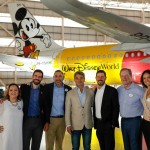 O avião do Mickey foi um dos cenários preferidos para fotos durante a celebração