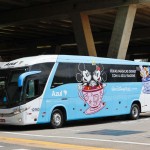 Ônibus da Azul com adesivo dos personagens da Disney