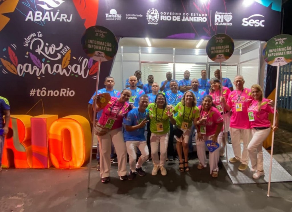Com recepção especial, Abav-RJ celebra sucesso do Carnaval na Marquês de Sapucaí parte da equipe Abav-RJ reunida antes da abertura dos portões da Marques de Sapucaí