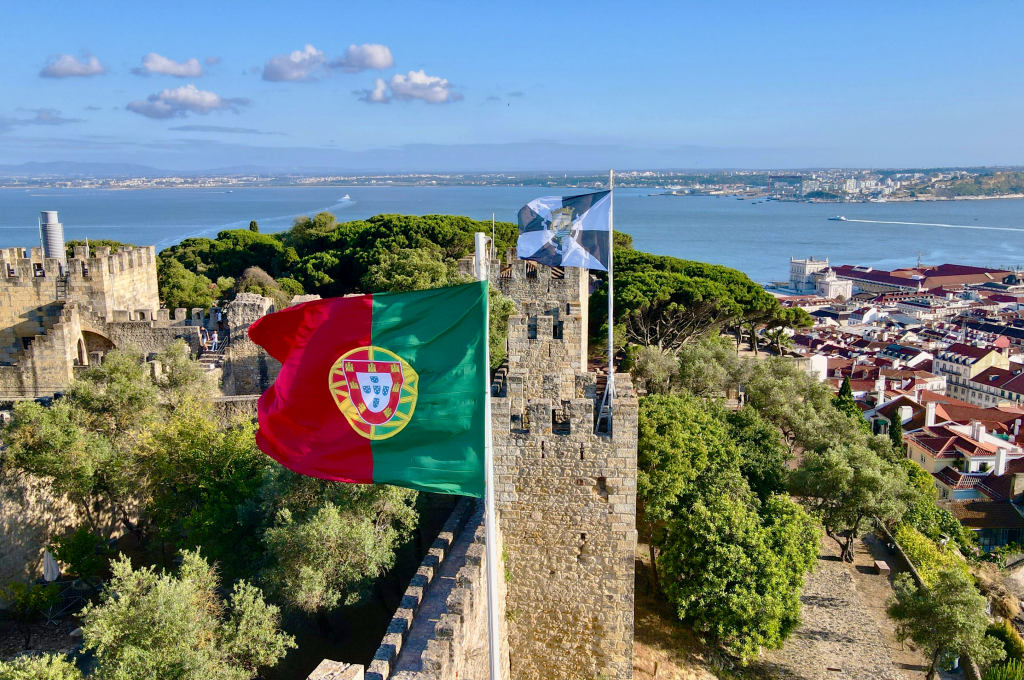 portugal flag lisboa mylo kaye unsplash Brasileiros já podem solicitar autorização de residência em Portugal pela internet