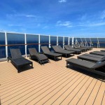 Área externa com espreguiçadeiras exclusiva dos clientes Yacht Club