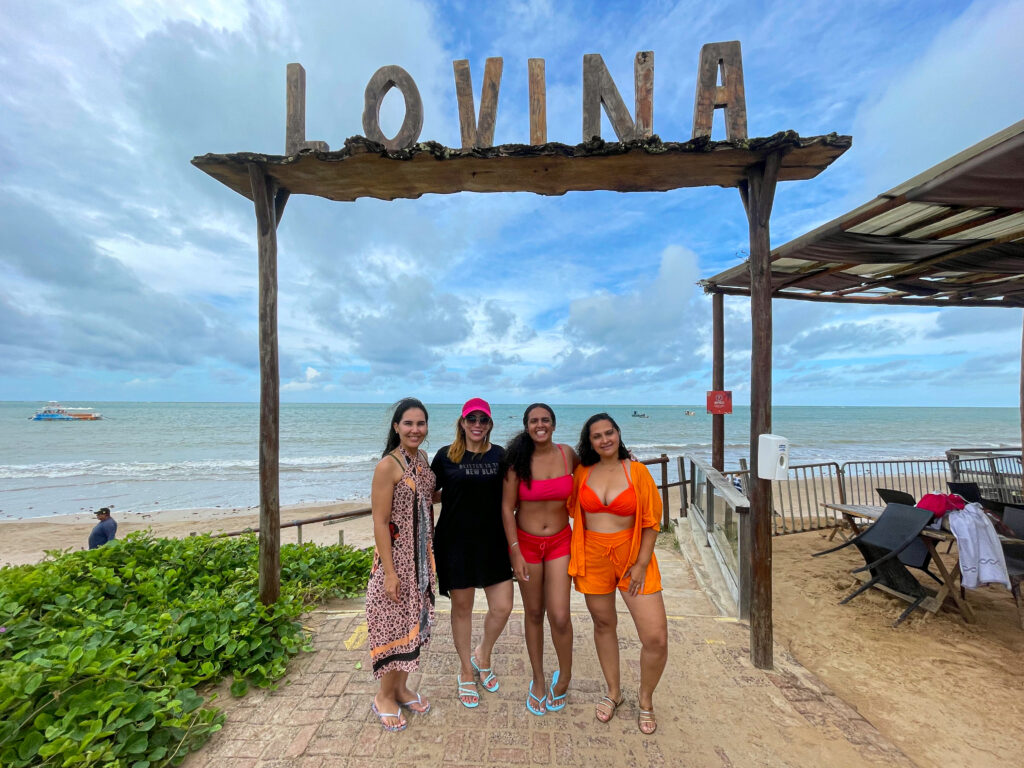 No beach club Lovina, a estrutura foi pensada para oferecer cenários instagramáveis