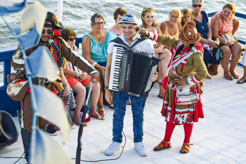 Apresentação teatral ao vivo no catamarã
