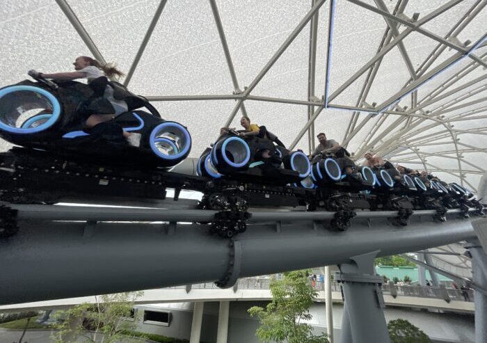 Azul Viagens e Disney levam agentes para conhecer a nova montanha-russa de "Tron" 2 4914BD9B 7871 4A8E BE42 A3E177DFCE7F scaled e1680016990591 Azul Viagens e Disney levam agentes para conhecer a nova montanha-russa de "Tron"