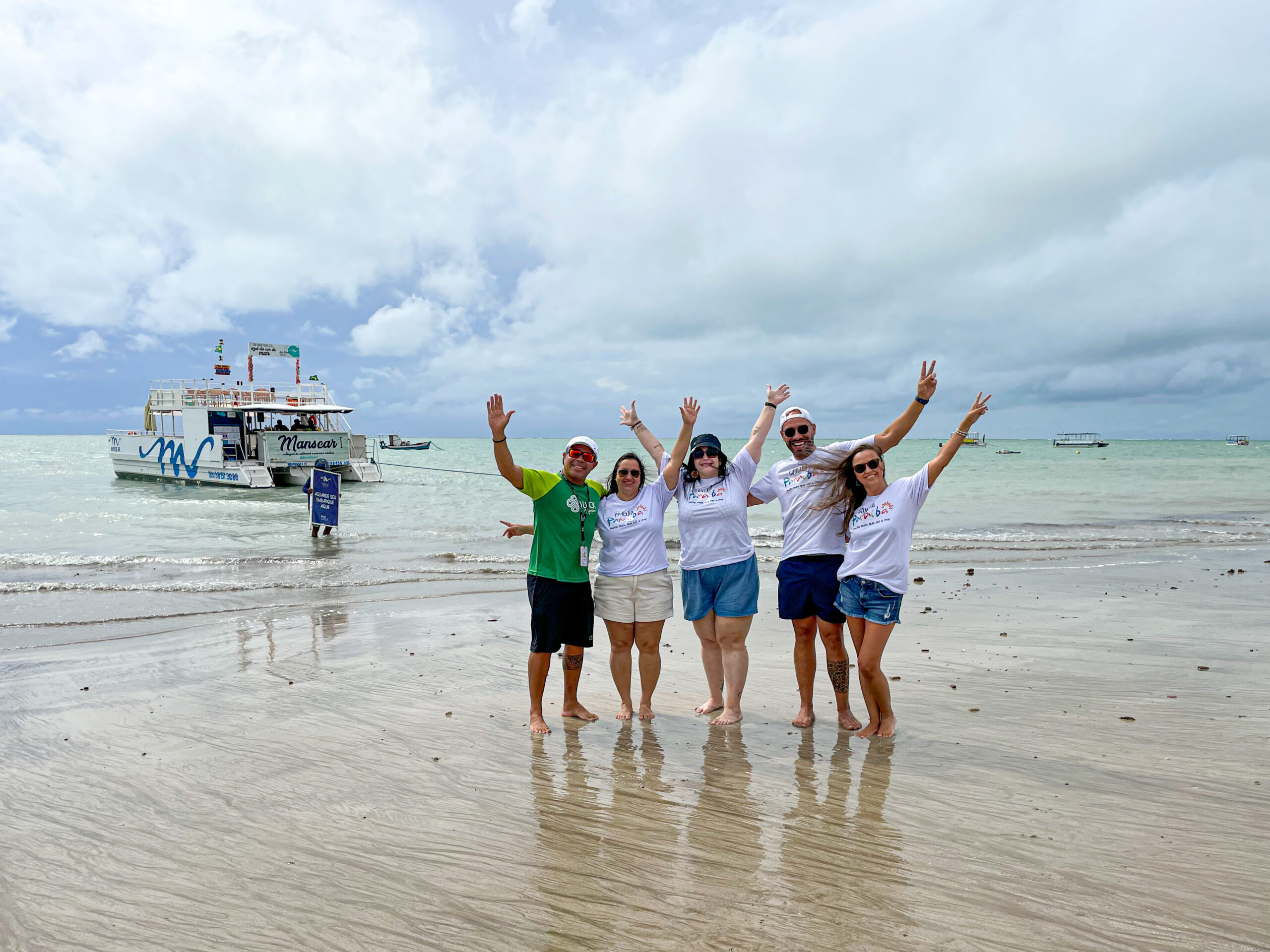 Equipe Luck Receptivo e Orinter preste a fazerem o passeio de catamarã para a ilha vermelha Equipe Luck Receptivo e Orinter preste a fazerem o passeio de catamarã para a ilha vermelha