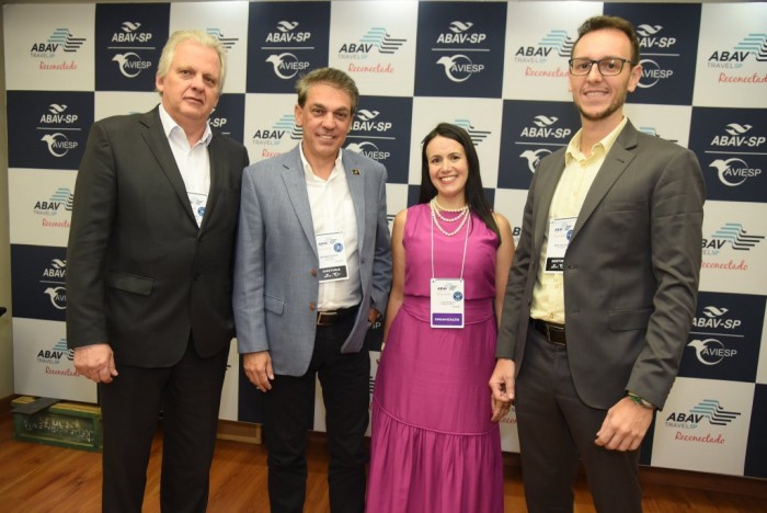 Abav-SP | Aviesp anuncia 32 empresas do mercado turístico para o comitê Edmar Bull, vice-presidente de Relações Institucionais; Fernando Santos, presidente; Juliana Assumpção, diretora de Negócios; e Bruno Waltrick, vice-presidente Financeiro