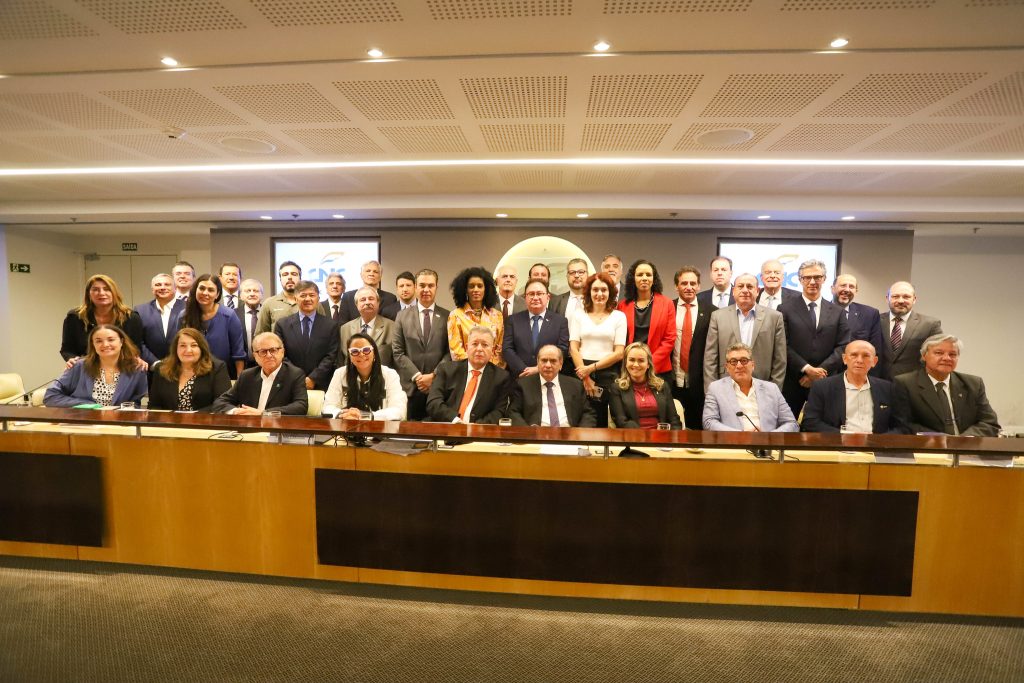 Mais de 30 entidades e instituições pedem apoio da ministra sobre questão dos vistos Mais de 30 entidades e instituições pedem apoio da ministra sobre questão dos vistos
