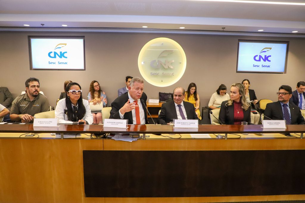 Mais de 30 entidades e instituições pedem apoio da ministra sobre questão dos vistos Alexandre Sampaio, presidente da Cetur da CNC, com José Roberto Tadros, presidente da CNC, e Daniela Carneiro, ministra do Turismo (Divulgação)