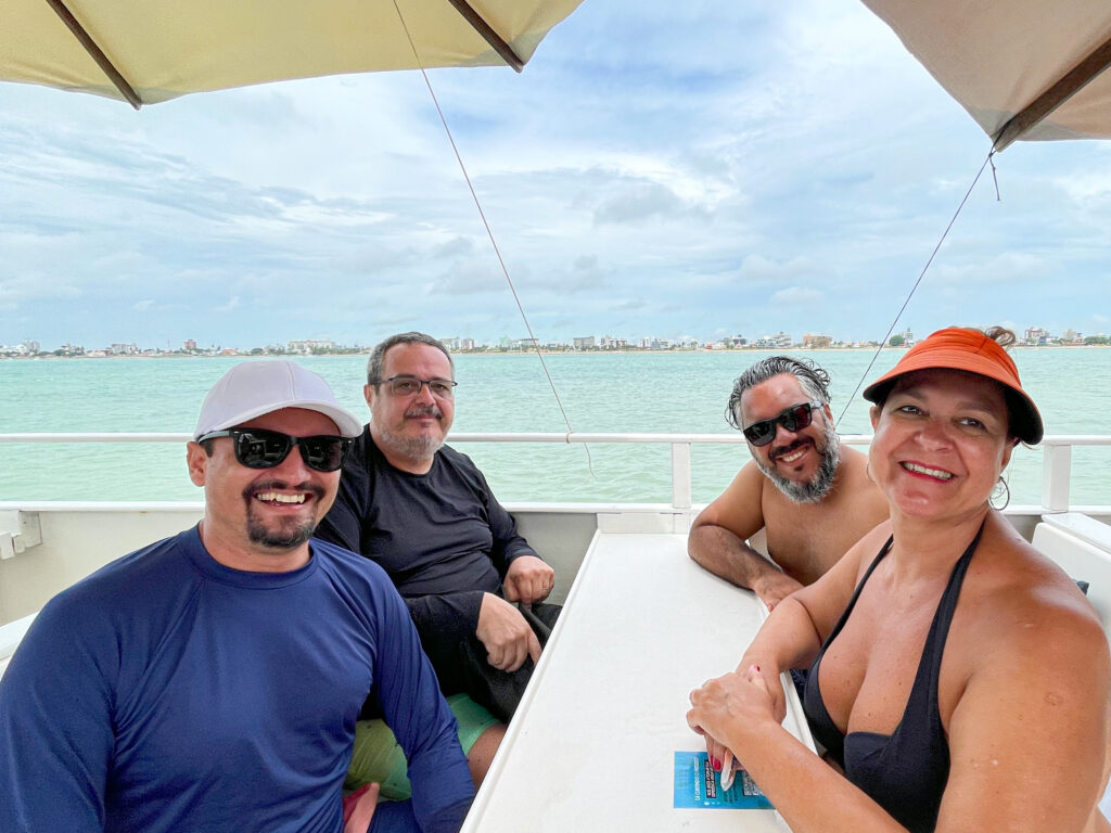 Agentes de viagens no passeio de catamarã com destino a praia de Areia Vermelha