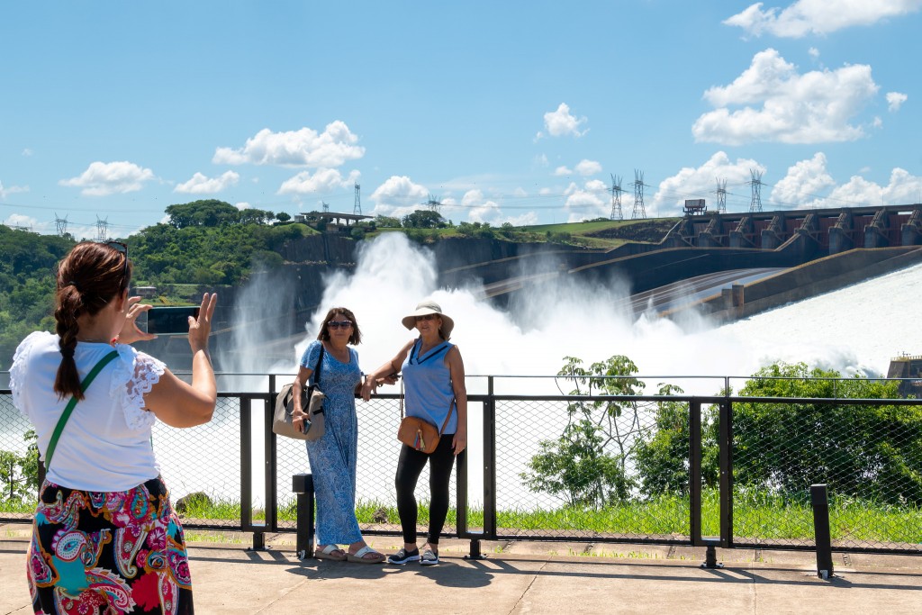 Turismo de Itaipu registra aumento de 83% em fevereiro Diretoria da Itaipu se reúne para conferir de perto a força do vertedouro