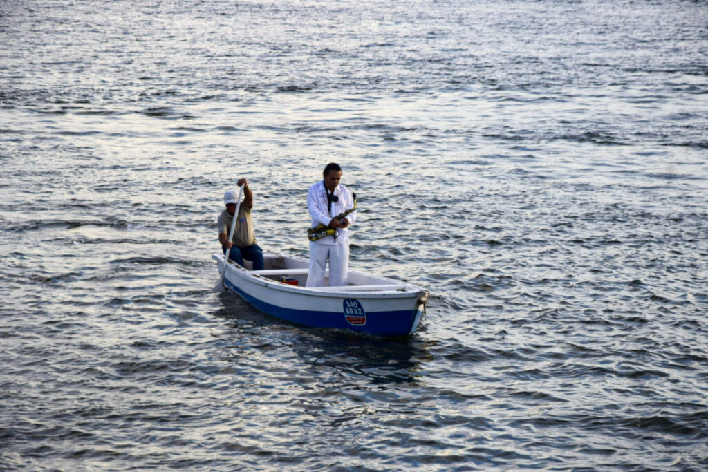 Jurandy na canoa tocando Bolero de Ravel