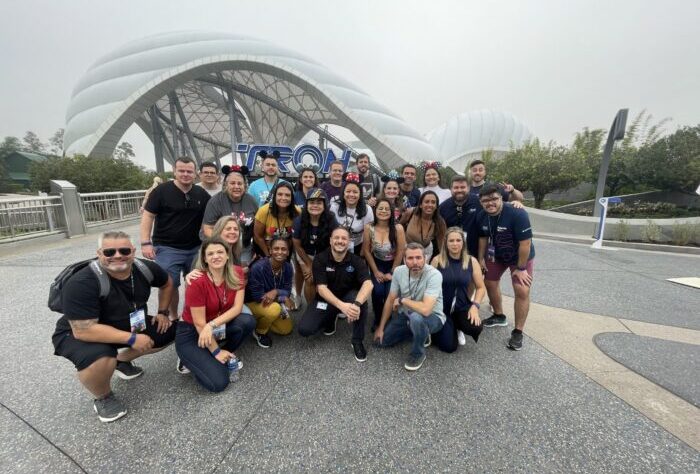 Azul Viagens e Disney levam agentes para conhecer a nova montanha-russa de "Tron" 1 92678761 1943 4B43 8CE3 E34BD3D37923 scaled e1680016962703 Azul Viagens e Disney levam agentes para conhecer a nova montanha-russa de "Tron"