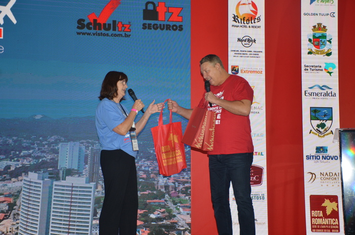 A Schultz e os representantes de Nova Petrópolis trocaram presentes A Schultz e os representantes de Nova Petrópolis trocaram presentes