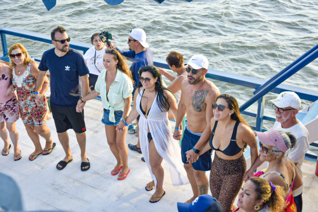 Durante o passeio de catamarã na Praia do Jacaré, os agentes de viagens entraram na dança