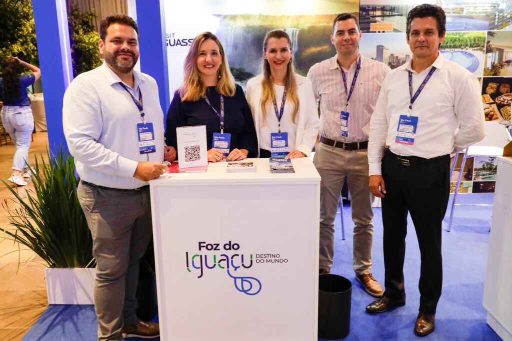 Agadi de Carvalho, da Viale Hotéis, Elaine Tenerelo, do Visit Iguaçu, Sidy Perasolo, do All Brazil Tours, Paulo Eduardo, da Viale Hotéis, e Eduy de Azevedo, do Brasil de Férias