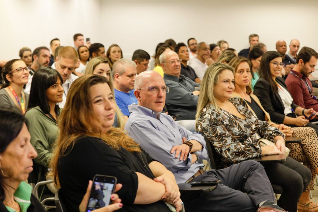 Aldo Leone em meio aos cerca de 100 agentes de viagens que participaram do treinamento