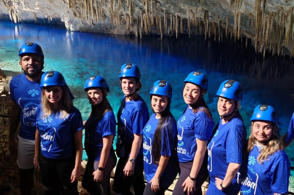 Agentes na Gruta do Lago Azul Famtour Best Bonito, da BestBuy Travel, capacita seis agentes de viagens, veja fotos