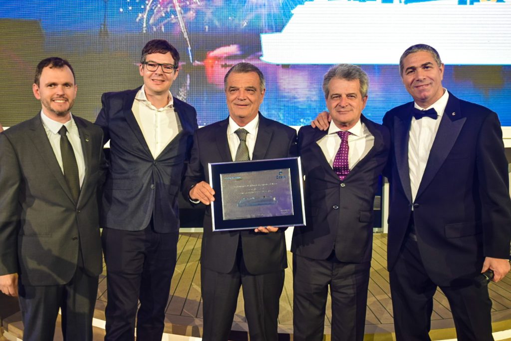 Aloísio Figueiredo e Alceu Figueiredo, da VCP ao centro com a equipe da Costa Cruzeiros