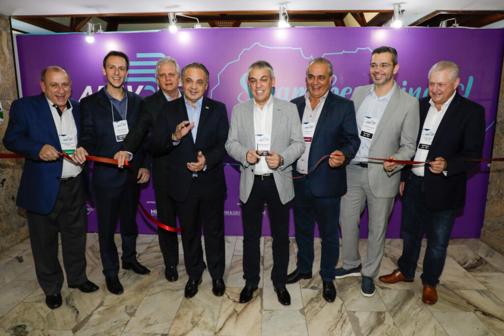 Corte da fita e assinatura de protocolo de intenções marcam primeiro dia de Abav TravelSP 1 Autoridades durante o corte da fitra de abertura da 45a Abav Travel SP Corte da fita e assinatura de protocolo de intenções marcam primeiro dia de Abav TravelSP