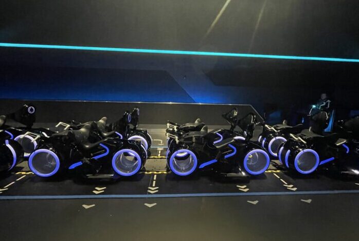 Azul Viagens e Disney levam agentes para conhecer a nova montanha-russa de "Tron" 3 BDC11069 A7B2 42B9 8B70 BAC32B57F4F3 scaled e1680016936718 Azul Viagens e Disney levam agentes para conhecer a nova montanha-russa de "Tron"