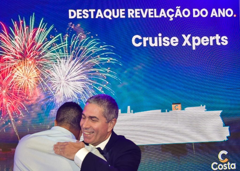 Breno Silva, da Cruise Xperts e Dario Rustico, da Costa Cruzeiros celebrando a premiação