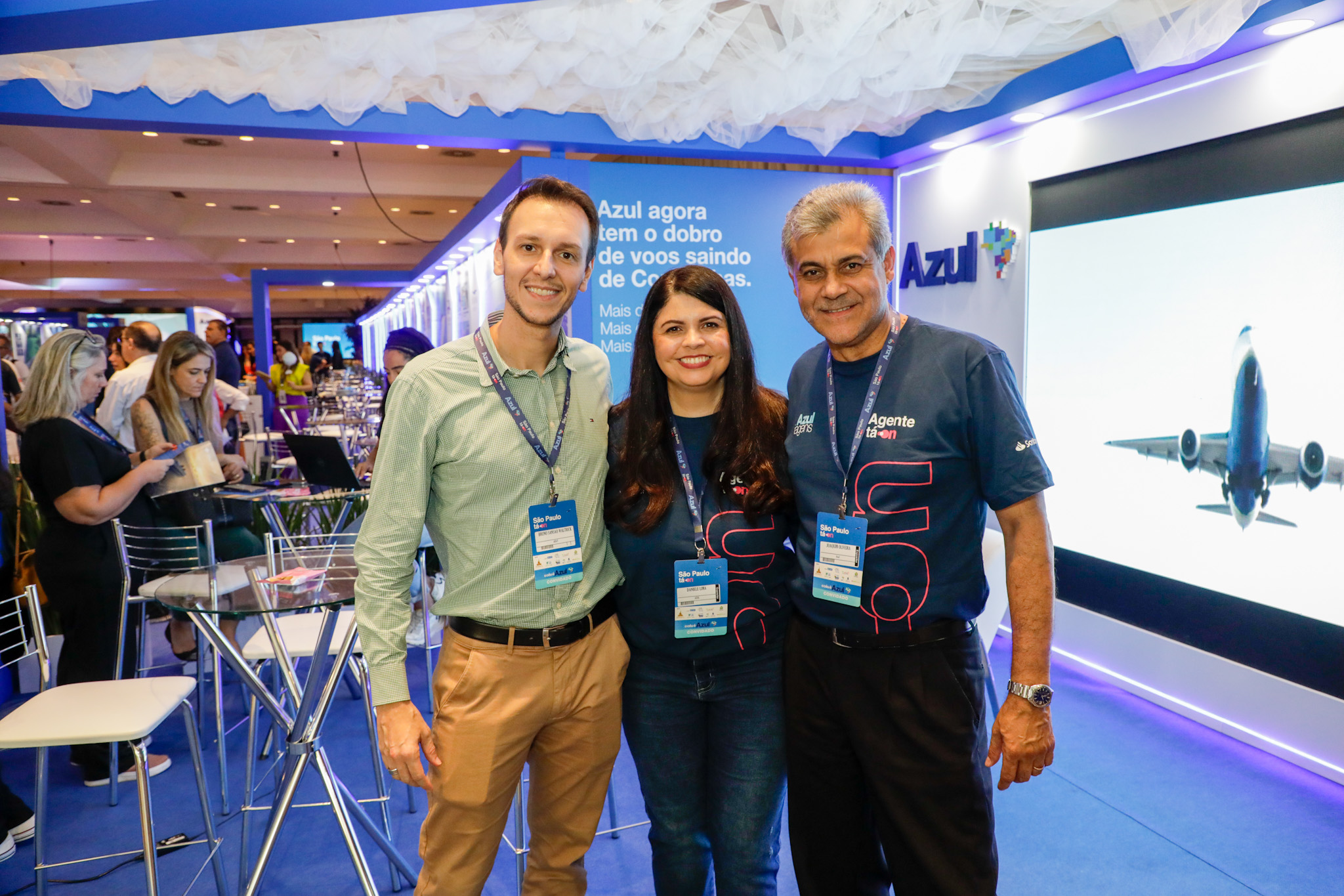 Bruno Waltrick, da Abav-SP | Aviesp, com Daniele Lima e Joaquim Oliveira, da Azul