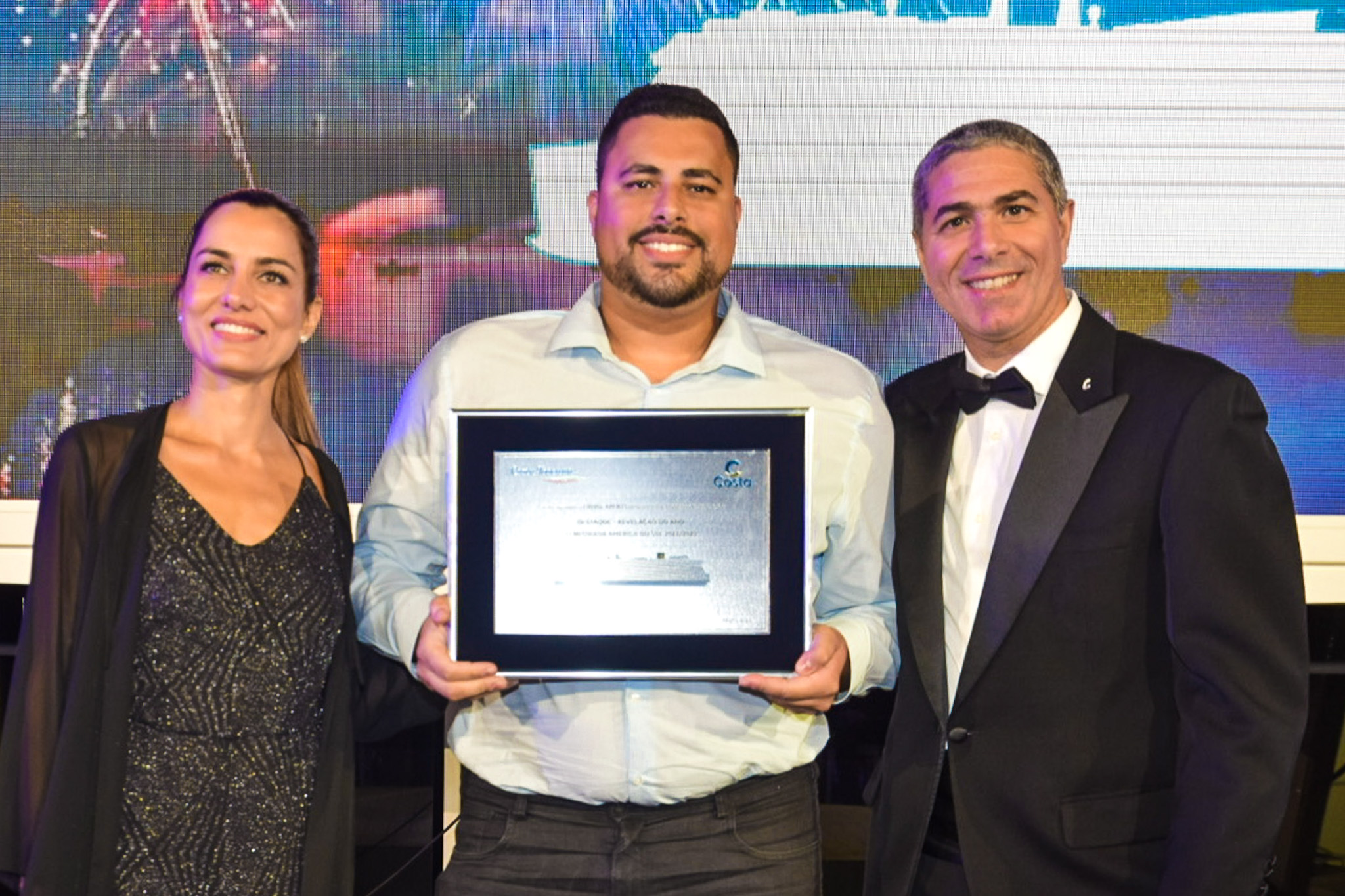 Caroline Passos, da Costa, com Breno Silva, da Cruise Xperts e Dario Rustico da Costa Cruzeiros Caroline Passos, da Costa, com Breno Silva, da Cruise Xperts e Dario Rustico da Costa Cruzeiros
